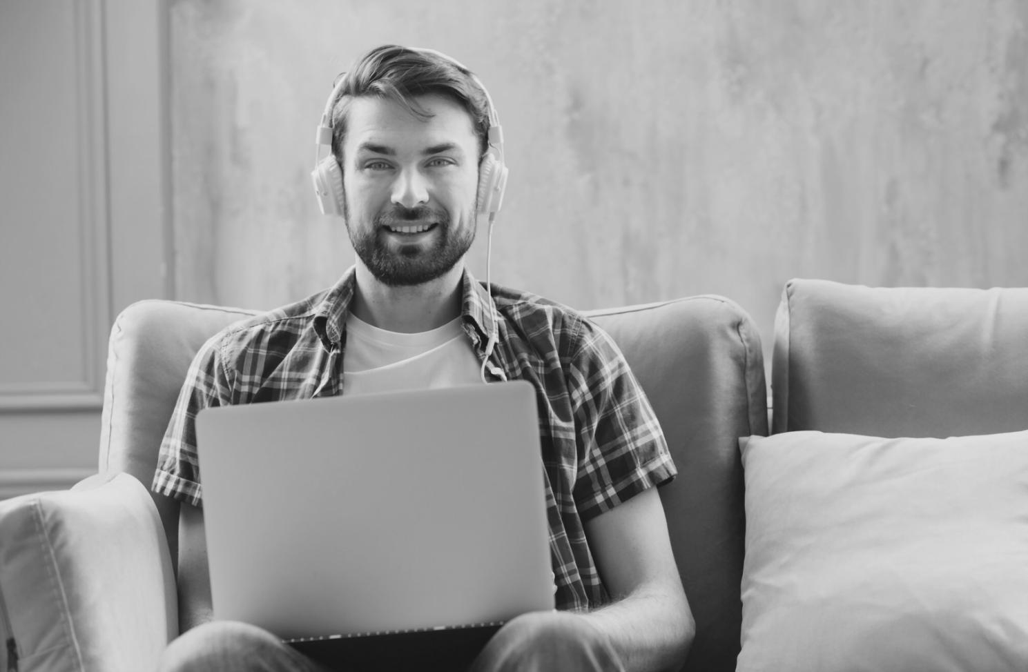 Finanzielle Kennzahlen auf modernem Display dargestellt