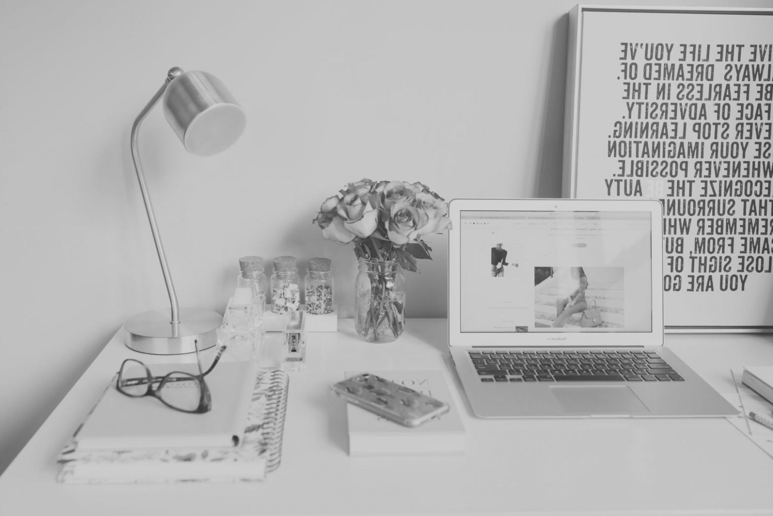 Geschäftsführer analysiert Finanzdaten am modernen Arbeitsplatz