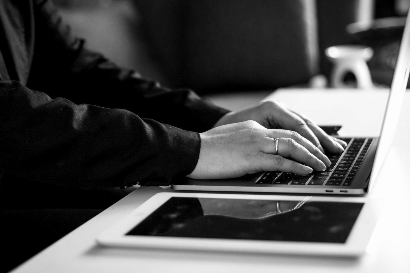 Team bespricht Finanzstrategie in modernem Konferenzraum